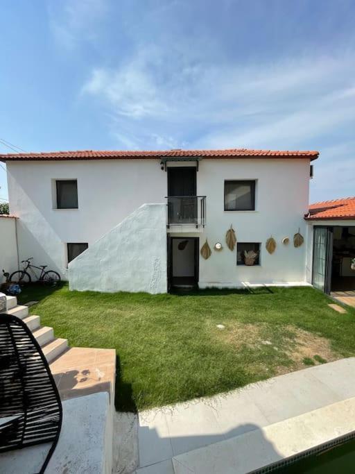 Oezel Havuzlu Kiralik Tas Villa Kusadasi Exterior photo